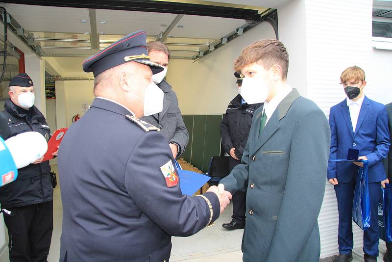 Ocenění studentů Střední rybářské školy ve Vodňanech a policistů, kteří zachránili ženu a dítě.