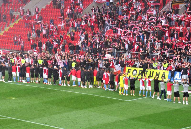 Fanoušci Slávie Praha ze Strakonicka vyrazili do Edenu slavit titul.