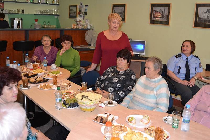 Vodňany - Čerstvou držitelkou ceny Nadace charty 77 SEN SEN 2017 - Senzační senior, si z Prahy odvezla Hana Čečková z Vodňan.