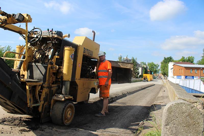 Frézováním vozovky začaly přípravné práce k bourání mostu na Lidické ulici ve Strakonicích