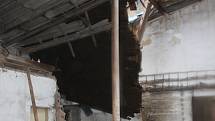 V Hodějove zničila bouře střechu na hale se senem.