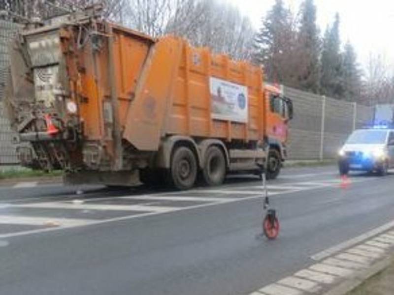 Střet popelářského vozu s chodkyní ve Strakonicích skončil smutně. Žena na následky zranění v nemocnici zemřela.