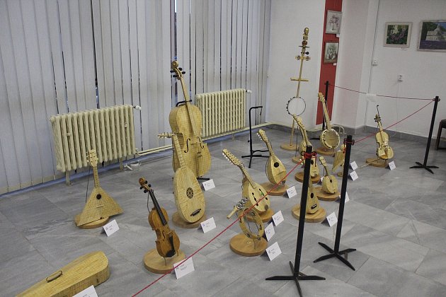 Výstava hudebních nástrojů ze sirek v Galerii Portyč v Písku.