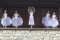 Dívky tanečního oboru ZUŠ ze Strakonic tančily v Řepici.