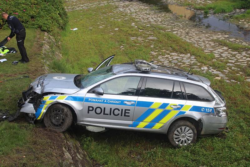 Nehoda policejního vozu.