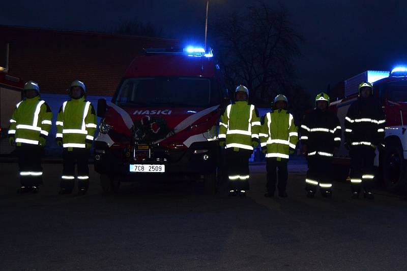 Obrazem: Ve Střelských Hošticích byl dnes hasičům s požehnáním předán k užívání dopravní automobil Iveco Daily. Vozidlo je určeno pro evakuaci a nouzové zásobování obyvatel obce v případě mimořádných událostí a rizik. Největší radost z obřího auta měly dě