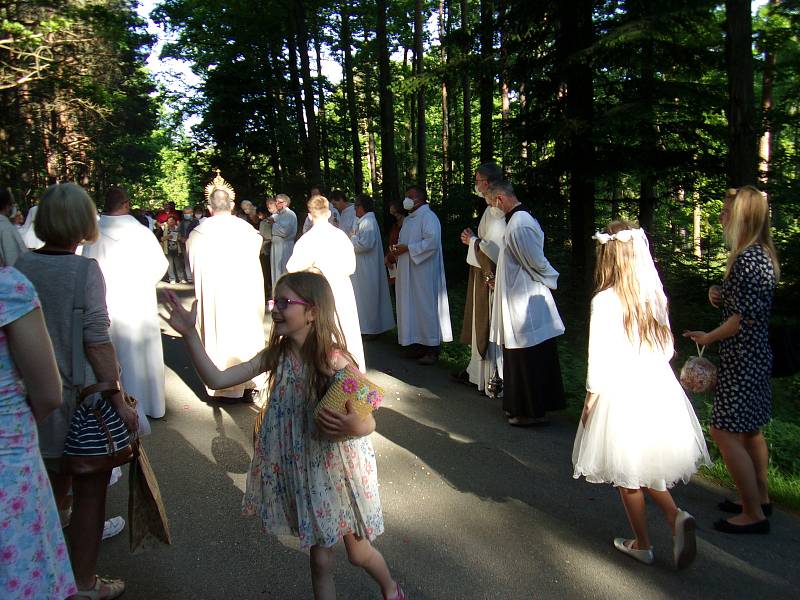 Oslava svátku Božího těla spojená s eucharistickým průvodem.