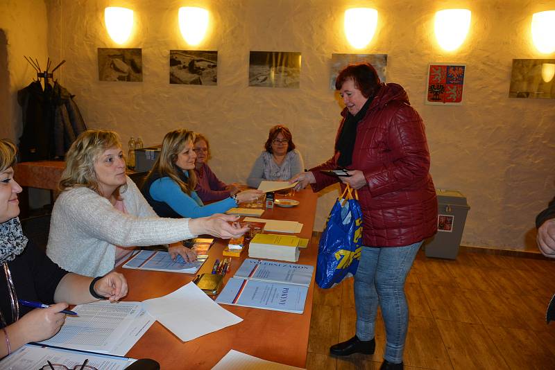 V obci Cehnice mají už 60 procentní voličskou účast. V sobotu přicházejí do volební místnosti voliči průběžně.