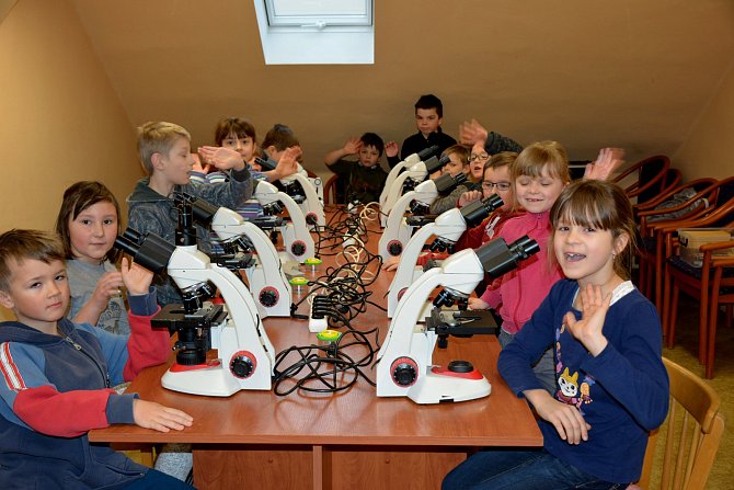 Děti se v podělí 5. března v DDM ve Vodňanech setkaly s vědeckými pracovníky, kteří je učili pracovat s pomocí mikroskopických přístrojů.