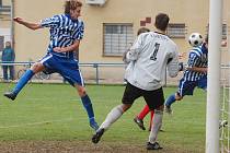 Strakonice zakončí podzim doma proti Třeboni. V minulém utkání Na Křemelce porazily Klatovy 2:1 (na snímku vlevo hlavičkuje Tomáš Hajdušek).