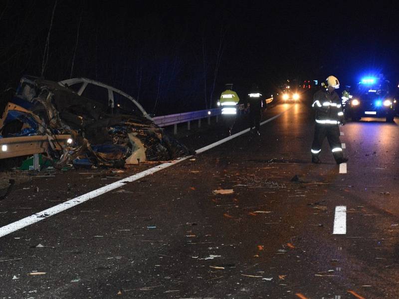 K těžké dopravní nehodě došlo na silnici 149, obchvat u Vodňan. Střetlo se tu osobní vozidlo s nákladním. Příčinu havárie se vyšetřuje.