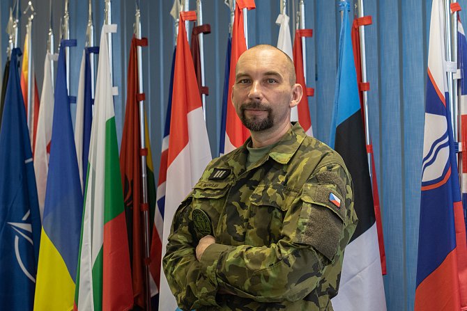 Praporčík Jaroslav Nábělek nastoupil do armády ve stejném roce, kdy se ČR stala členem NATO.