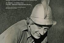 Josef Režný v roce 1975 při přípravě volyňské výstavy Masky, démoni, šaškové.