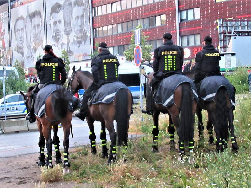 Fanoušci Slávie Praha ze Strakonicka vyrazili do Edenu slavit titul.