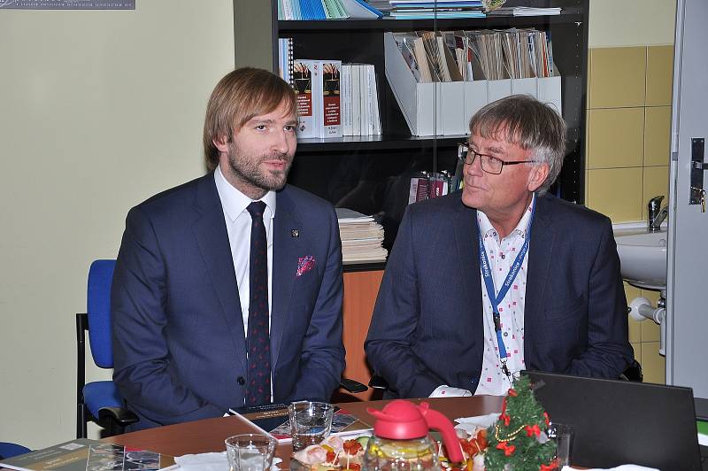 Rezignující ministr zdravotnictví Adam Vojtěch při návštěvě strakonické nemocnice.