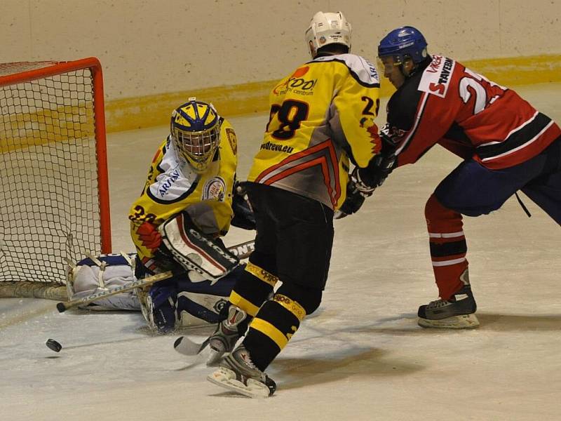 Strakoničtí hokejisté se v odvetě krajské ligy rozešli s Velkou Radouní smírně 3:3.