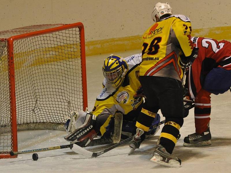 Strakoničtí hokejisté se v odvetě krajské ligy rozešli s Velkou Radouní smírně 3:3.