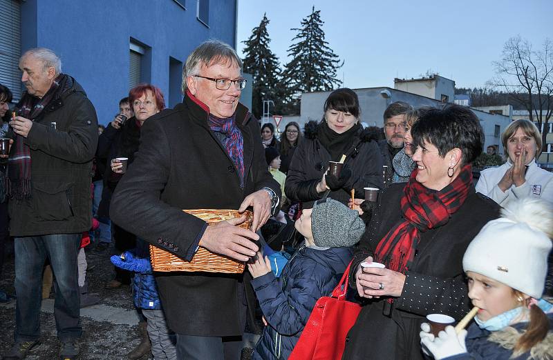 Nemocnice Strakonice rozsvítila ve středu 5. prosince vánoční strom v aromatické zahradě za tónů koled v podání strakonických trubačů.