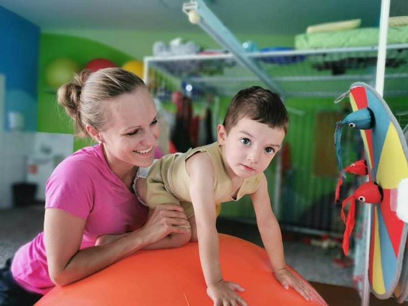 Honzíkův zdravotní stav se zlepšuje i díky intenzivní neurorehabilitaci.