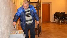 V obci Cehnice mají už 60 procentní voličskou účast. V sobotu přicházejí do volební místnosti voliči průběžně.