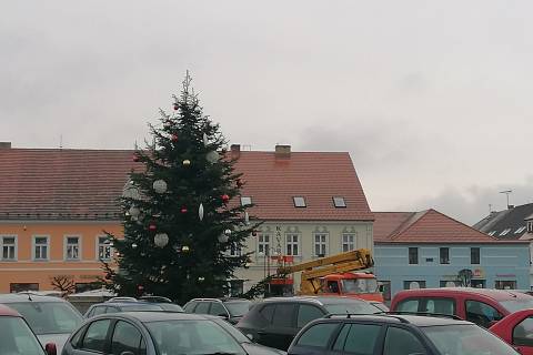 Vánoční strom v centru města čeká na své rozsvícení.