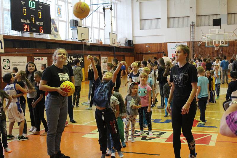 Superfinále zakončilo ročník Školské ligy v basketbale.