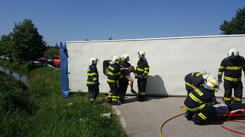 Taktické cvičení, které se konalo v úterý 18. června 2019 u Střední rybářské školy ve Vodňanech, prověřilo všechny složky IZS. Námětem cvičení byla dopravní nehoda autobusu a cyklisty.