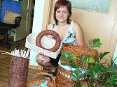 Věra Vrkočová ukazuje výrobky z papíru, které dělala ona sama i její kamarádka.