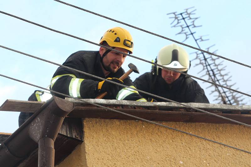 Oprava střechy v ulici Budovatelská ve Strakonicích.