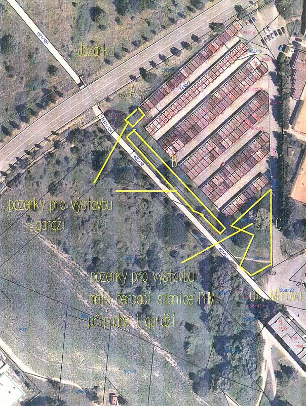 MAPA LOKALITY u garáží v blízkosti ulic Máchova a Mírová. Žluté obrysy vyznačují pozemky,  které lidé obou ulic hájí a jejich prodej nechtějí.