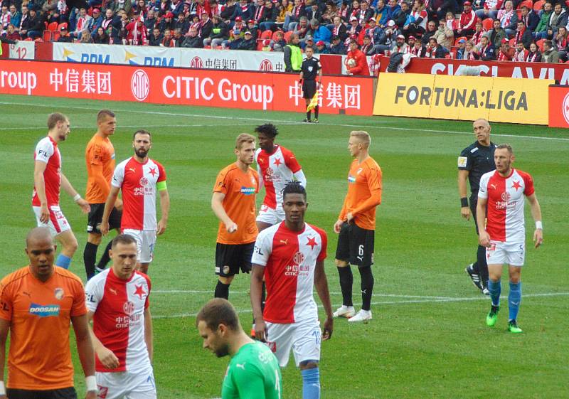 Strakoničtí fanoušci Slavie nechyběli na zápase proti Plzni.