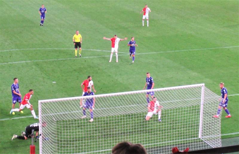 Strakoničtí fanoušci Slavie Praha byli u sedmigólové výhry nad Pardubicemi.