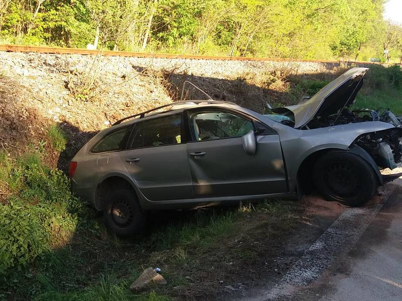 Smrtí dvou lidí skončil v pondělí 30. dubna odpoledne střet osobního a nákladního vozidla. Třetího pasažéra z osobního vozu letecky transportovali záchranáři do nemocnice.