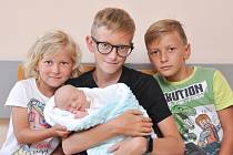 Tadeáš Lacina ze Strakonic. Tadeáš se narodil 21. 8. 2020 v 8.09 hodin a jeho porodní váha byla 3 200 g. Sourozenci Šimon (12), Matyáš (8) a Anička (5) byli z malého brášky nadšeni.