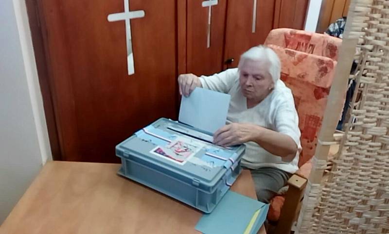 Domov klidného staří sv. Anny Sousedovice, z 30 klientů volí v kapli 8 lidí. 