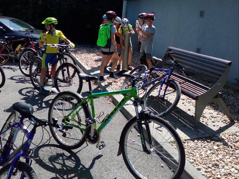 Třída 4. B ZŠ Dukelská Strakonice vrazila na cyklovýlet k Žižkovi.