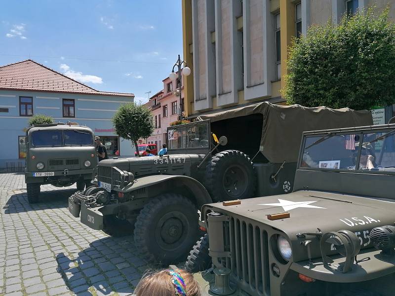 Výstava historických vozidel ve Vodňanech.