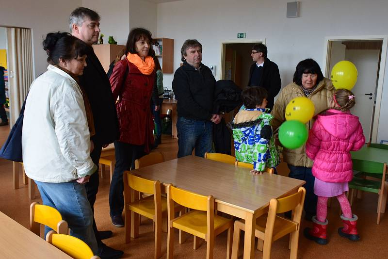Slavnostního otevření nové mateřské školky se zúčastnili nejen zástupci všech rezortů projektu, ale i obyvatelé městyse.