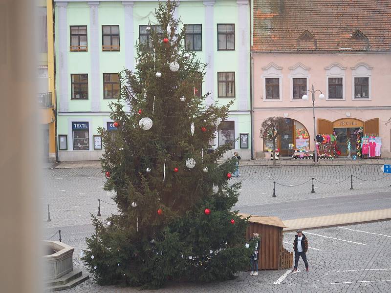 Vodňany – Na neděli 23. prosince připravil vodňanský modelář David Valenta rukodělnou výrobu v Městské galerii Vodňany.