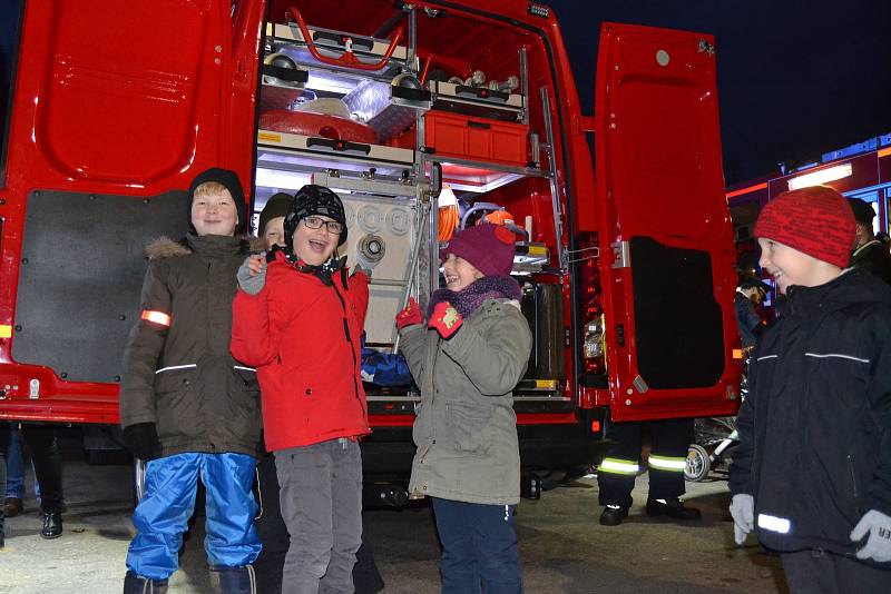 Obrazem: Ve Střelských Hošticích byl dnes hasičům s požehnáním předán k užívání dopravní automobil Iveco Daily. Vozidlo je určeno pro evakuaci a nouzové zásobování obyvatel obce v případě mimořádných událostí a rizik. Největší radost z obřího auta měly dě