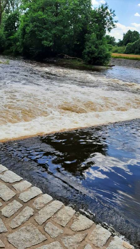 Žena zůstala pod jezem ve Štěkni, vytáhli ji ostatní vodáci. Foto: Policie ČR