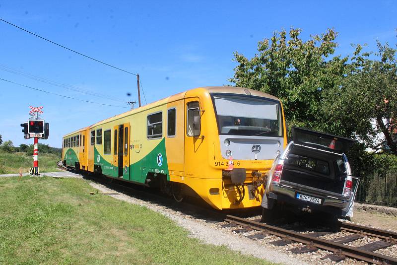 V Mačkově na přejezdu došlo k nehodě auta a vlaku.