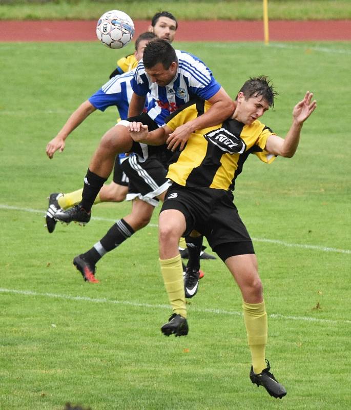 Fotbalisté Blatné (modro bílá kombinace) nemohou být s odehranou částí sezony spokojeni.