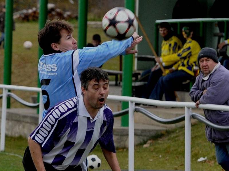 Chelčice (v modrém) přezimují první, na závěr podzimu porazily doma Malenice 5:0.