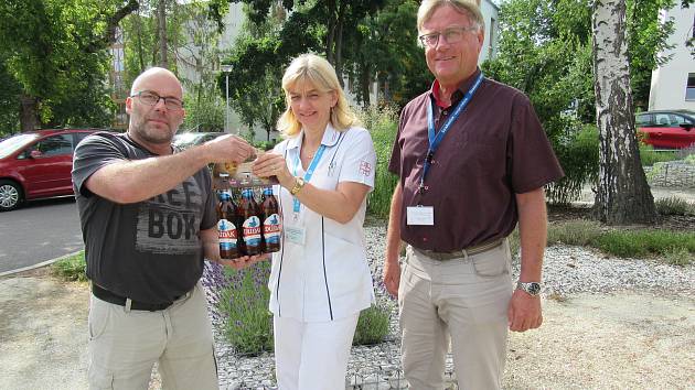 Zleva ředitel pivovaru Dušan Krankus, hlavní sestra nemocnice Edita Klavíková a ředitel nemocnice Tomáš Fiala.