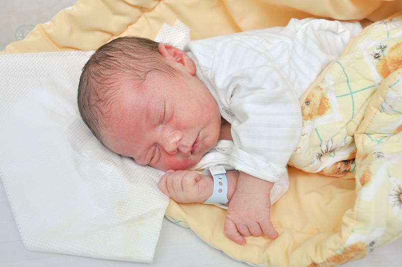 Samuel Koblížek z Miřetic. Samík se narodil 19. srpna 2019 v 13 hodin a 16 minut a jeho porodní váha byla 3 810 gramů. Na chlapečka se všichni doma už moc těšili.