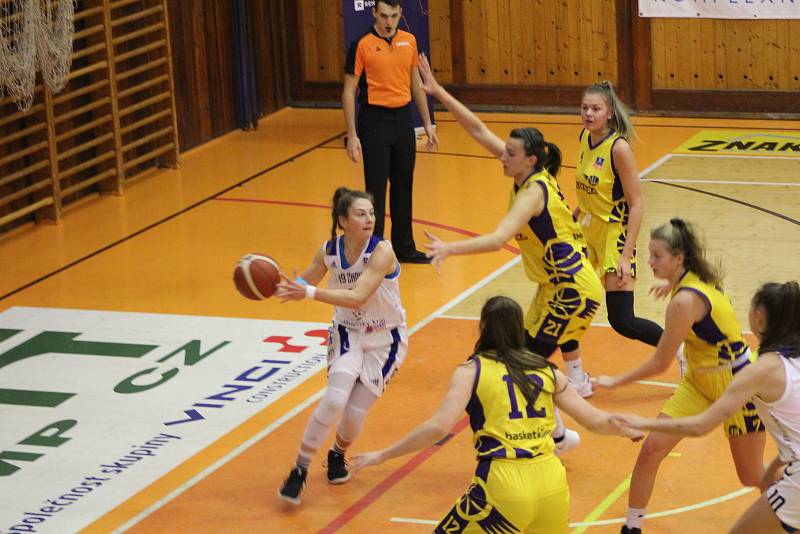 Basketbalistky Strakonic porazily Slovanku 77:71.