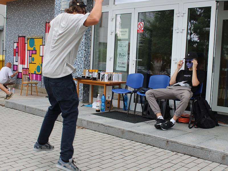 Kolem budovy DDM v ulici Na Ohradě ve Strakonicích bylo celou neděli rušno.