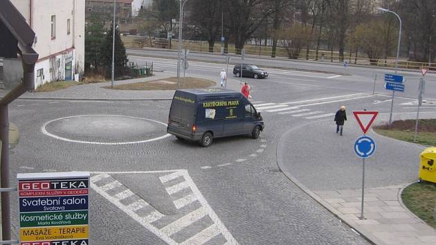 Kruhový objezd v ulici Bavorova ve Strakonicích.