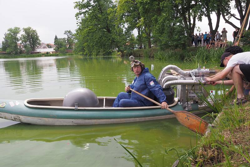 Obecní rybník byl plný divných plavidel.